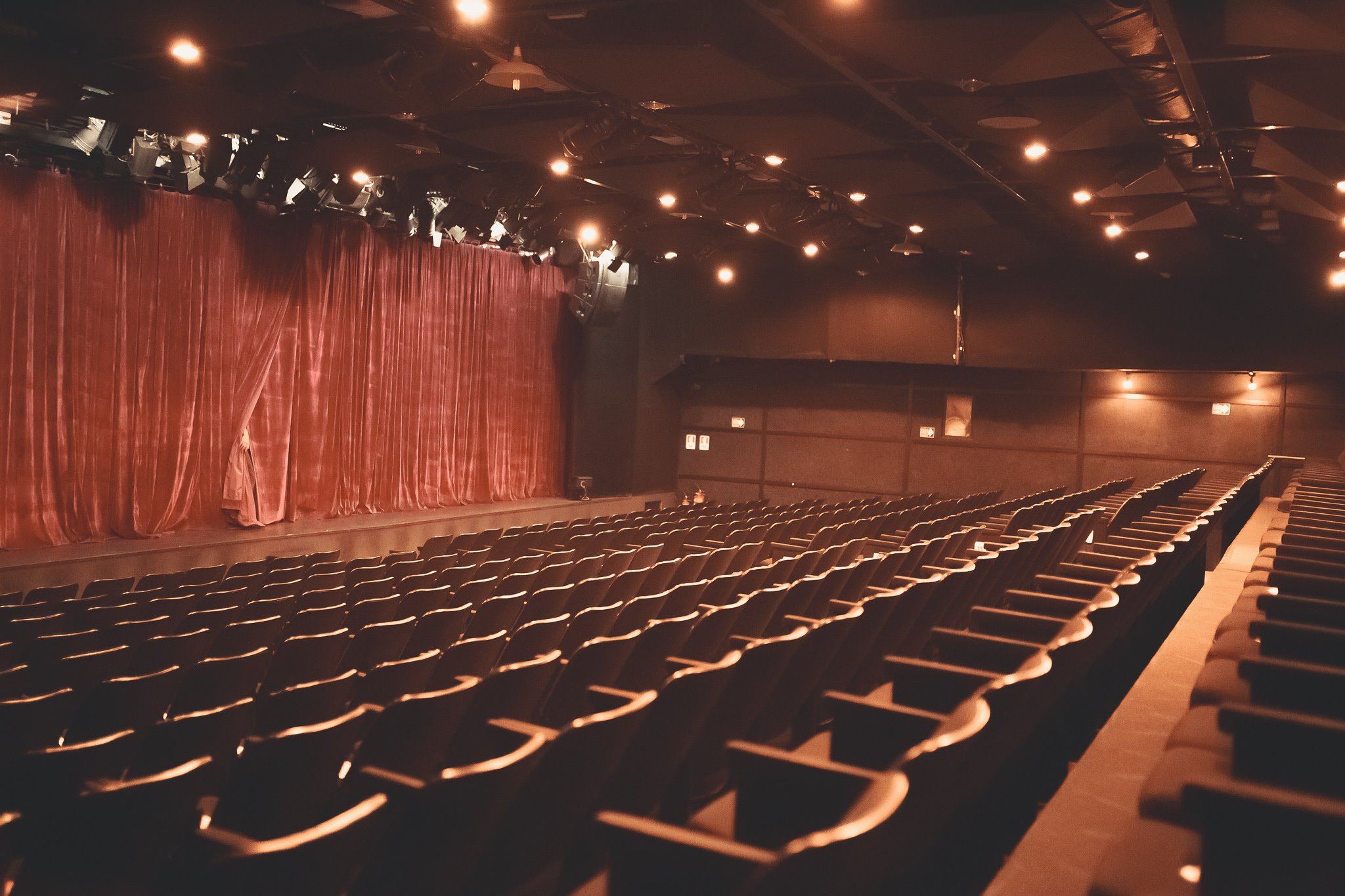 Casal em audição de dança